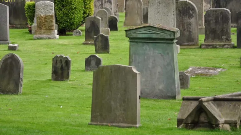 Điềm báo và ý nghĩa ẩn giấu khi nằm mơ thấy bia mộ