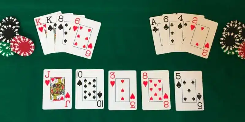 Người mới chơi Poker Omaha nên áp dụng chiến thuật nào để thắng?
